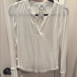 Evereve white Long Sleeve V-Neck Top size medium